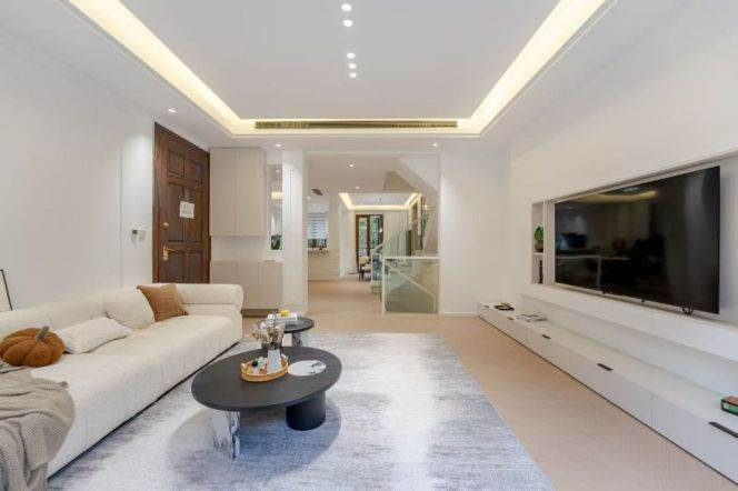 4BR Apartment near National Exhibition And Convention Center Metro