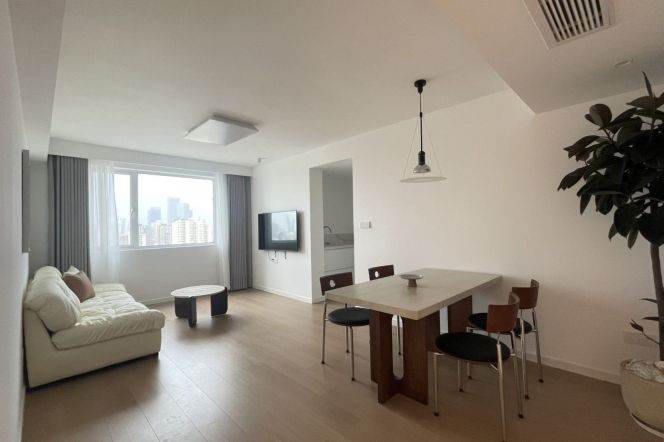 High-Floor 2BR Apartment near Jiangsu Rd Metro