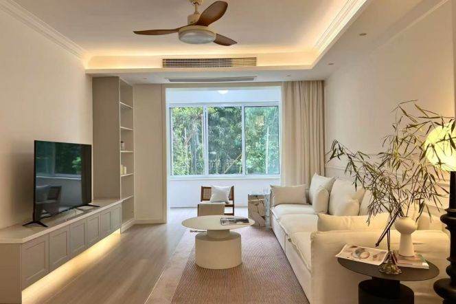 3BR Apartment in Gubei with Private Garden