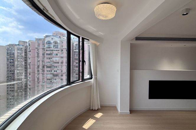 High-Floor 4BR Apartment at Sihe Garden