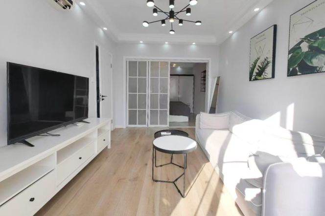 High-Floor 1BR Apartment near Shangcheng Rd Metro