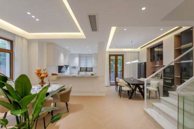 4BR Apartment near National Exhibition And Convention Center Metro