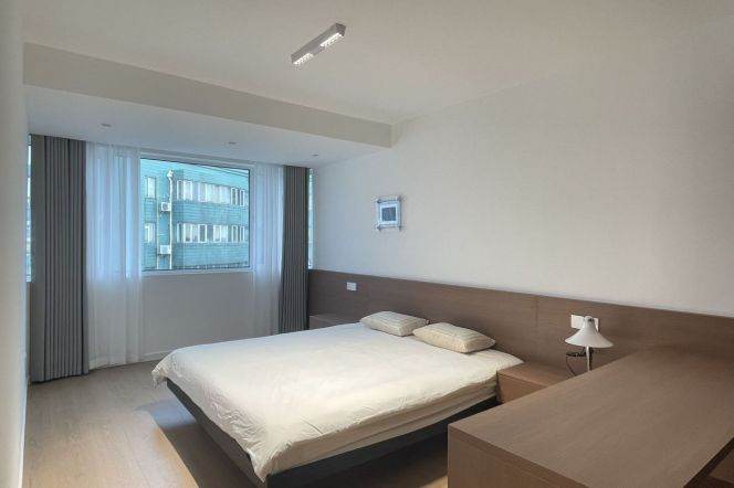 High-Floor 2BR Apartment near Jiangsu Rd Metro