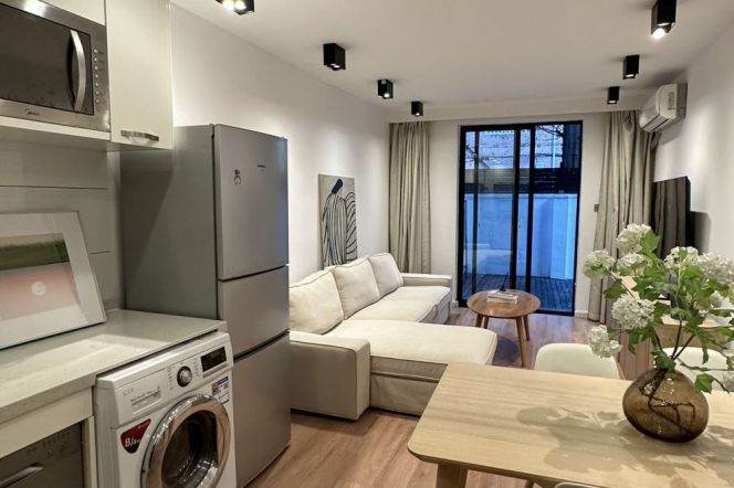 Bright 2BR Apartment with terrace in Old Xuhui