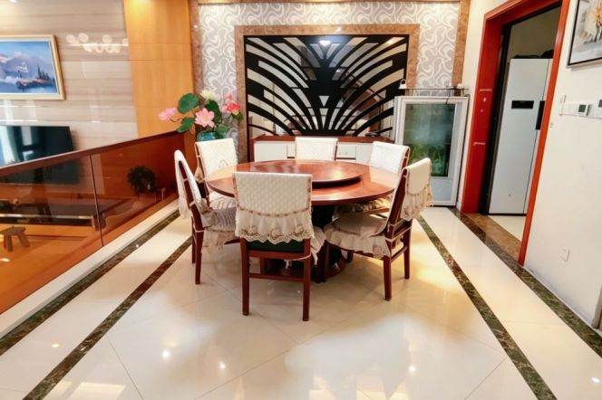 Bright High-Ceiling 4BR Villa near Jiading Xincheng Metro with Private Garden (L11)