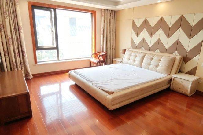 Bright High-Ceiling 4BR Villa near Jiading Xincheng Metro with Private Garden (L11)