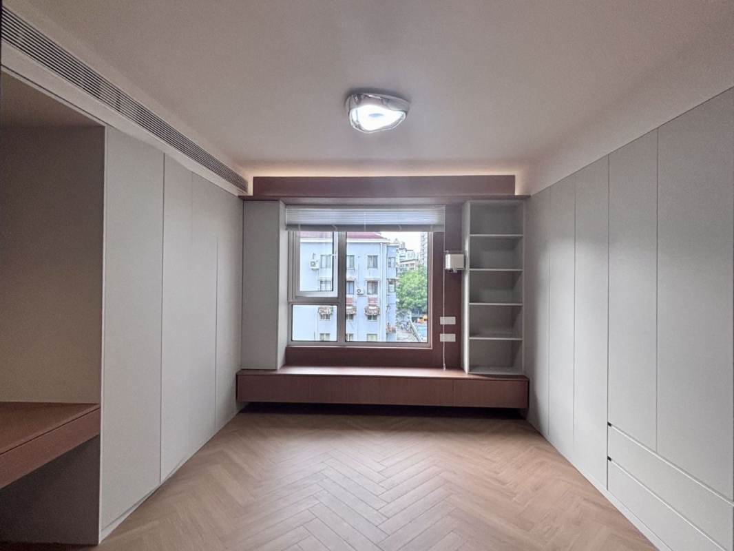 Housing image — Room