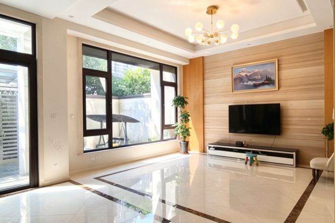 Bright High-Ceiling 4BR Villa near Jiading Xincheng Metro with Private Garden (L11)