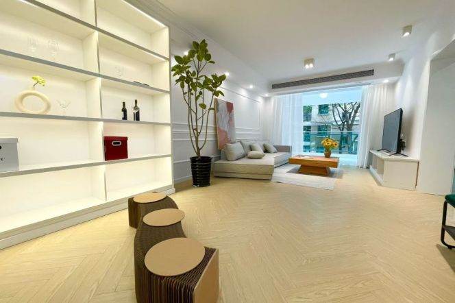 2BR Apartment in People's Square (L1/L2/L8)
