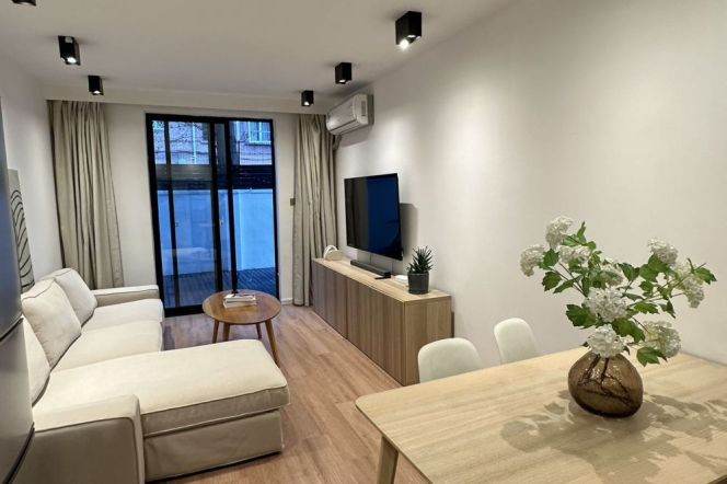 Bright 2BR Apartment with terrace in Old Xuhui