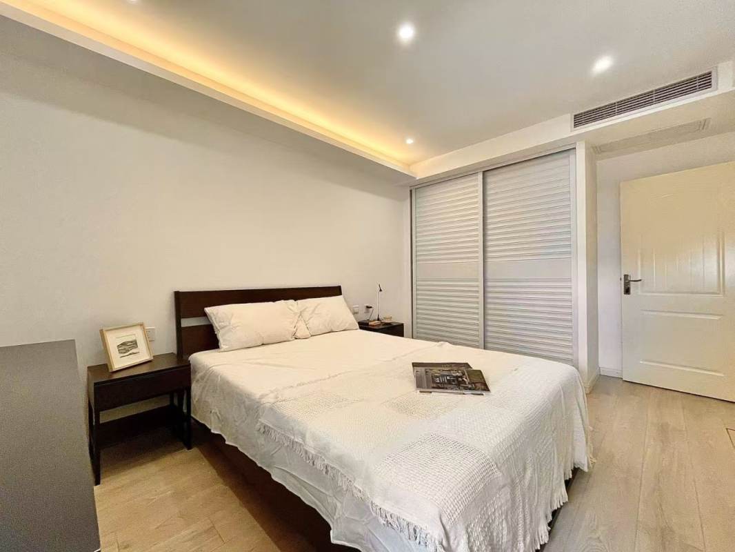 Housing image — Room