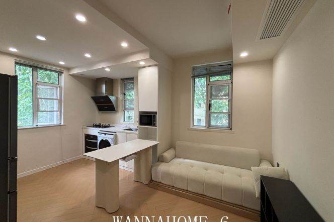 1BR Apartment in Xujiahui with Balcony (L10/L11)