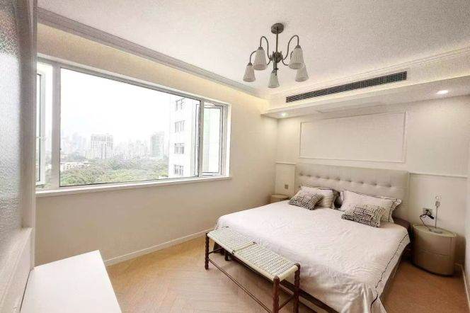 Spacious 1BR Apartment in Xujiahui (L1/L9/L11)