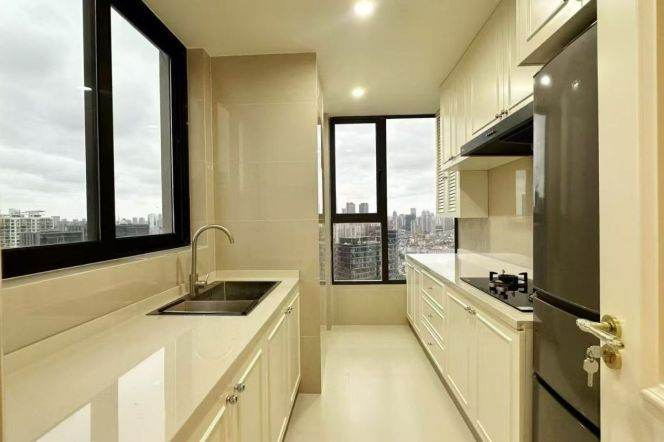 High-Floor 1BR Apartment in Laoximen (L8/L9/L10)