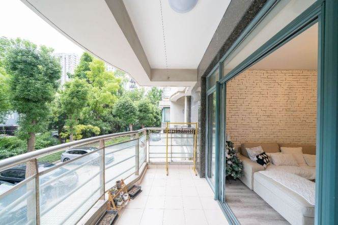 Spacious 2BR Apartment in Jing'an (L7)
