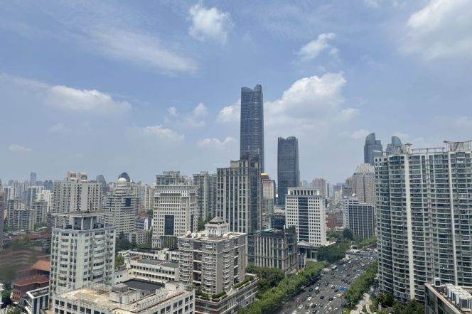 High-Floor Spacious 2BR Apartment near Shanghai Indoor Stadium Metro (L1/L4)