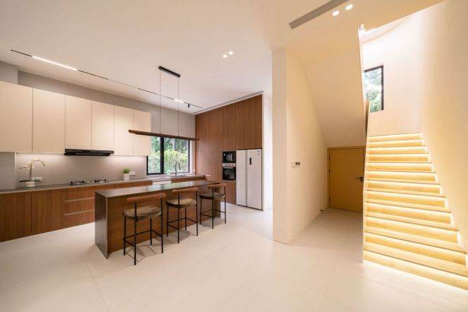 Spacious 6BR Villa with Terrace