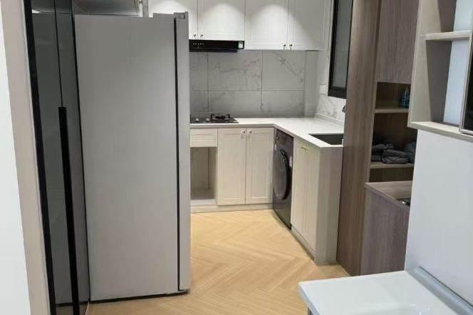 High-Floor 1BR Apartment in Gubei