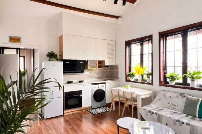 Bright 2BR Lane House (L13)