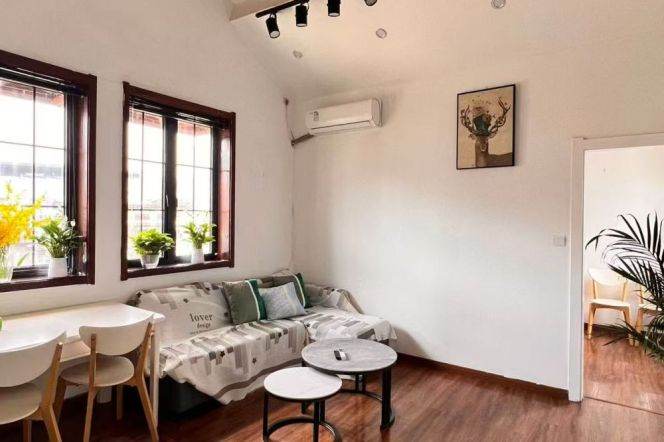 Bright 2BR Lane House (L13)