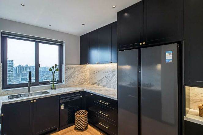 High-Floor 4BR Apartment near West Yan'An Rd Metro