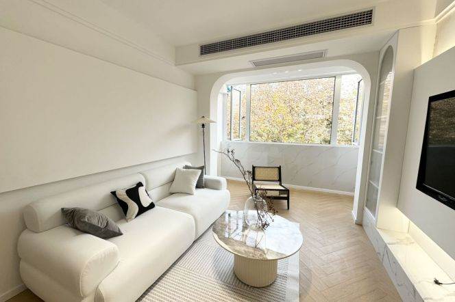 Natural-Light Bright 1BR Lane House near West Yan'An Rd Metro