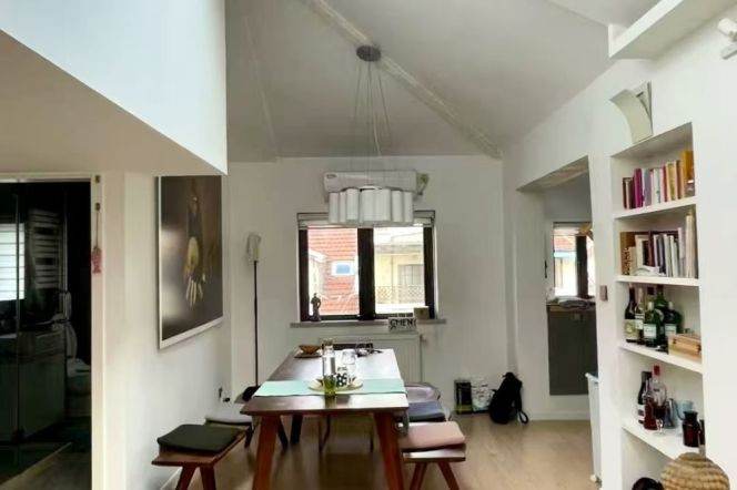 Bright 3BR Lane House in Jing'an with Green View