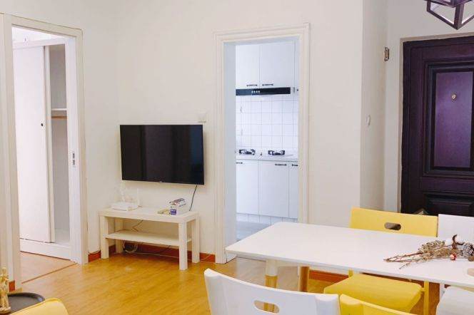 High-Floor Master bedroom near Zhongshan Park, close to SJTU