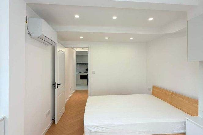 Natural-Light Bright 2BR Apartment near Zhongshan Park (L11/L13)