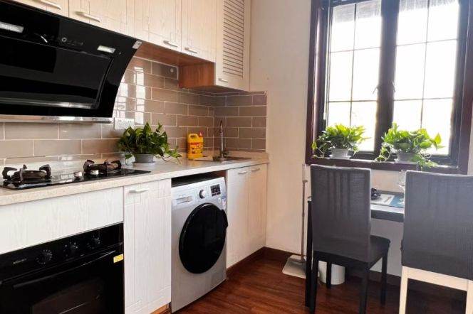 High-Ceiling Bright 2BR Lane House in Old Xuhui (L13)
