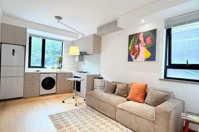 Bright Natural-Light 1BR Apartment in Jing'an