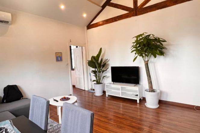 High-Ceiling Bright 2BR Lane House in Old Xuhui (L13)