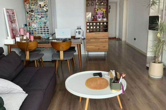 High-Floor 2BR Apartment near Hongqiao Rd Metro