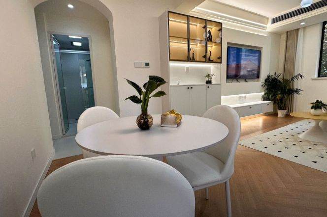 1BR Apartment in Jing'an (L7)