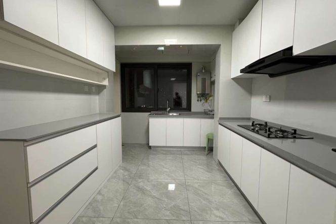 High-Floor 4BR Apartment near Linping Rd Metro (L4)