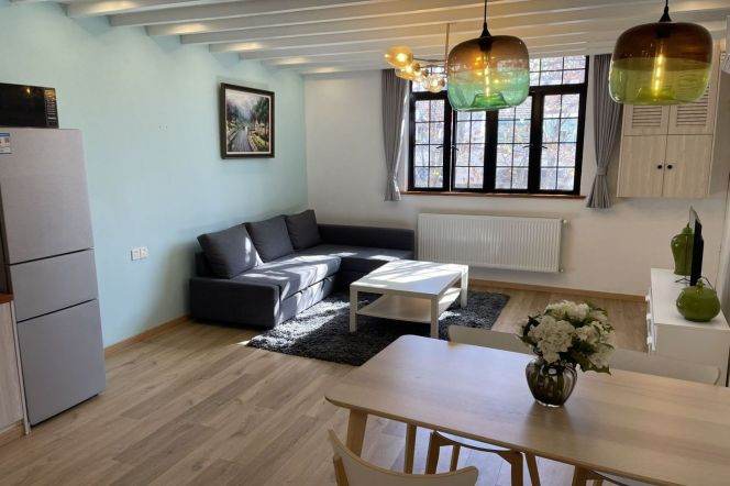 High-Ceiling Natural-Light 2BR Apartment in Old Xuhui (L1/L10/L12)