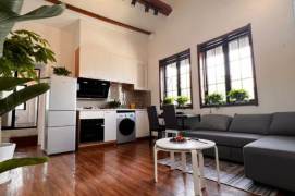 High-Ceiling Bright 2BR Lane House in Old Xuhui (L13)