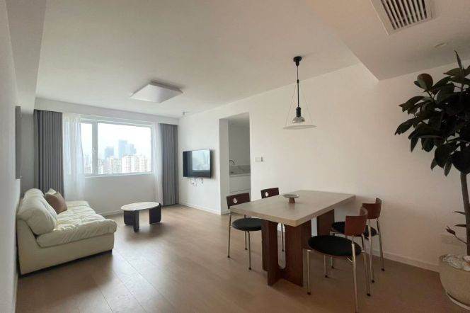 High-Floor 2BR Apartment near Jiangsu Rd Metro (L2/L11)