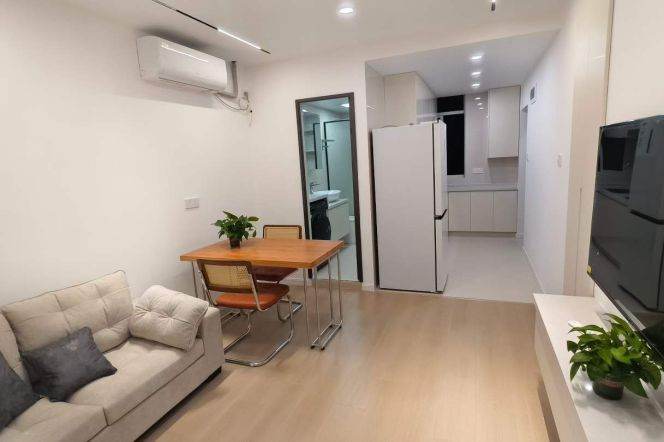 Modern Natural-Light 1BR Apartment in Gubei (L2/L15)