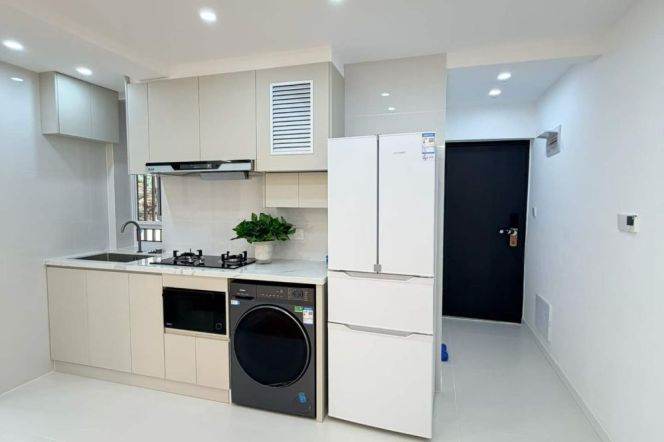 Natural-Light Bright 2BR Apartment near Zhongshan Park (L11/L13)