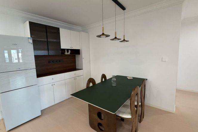 High-Floor 3BR Apartment near Zhongshan Park (L2/L11)