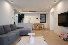 High-Floor Modern Bright 3BR Apartment near Jiangsu Rd Metro (L2/L11)
