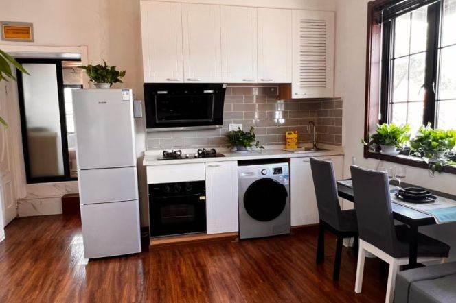 High-Ceiling Bright 2BR Lane House in Old Xuhui (L13)