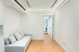 Natural-Light Bright 2BR Apartment near Zhongshan Park (L11/L13)