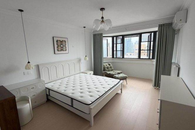 High-Floor 3BR Apartment near Zhongshan Park (L2/L11)