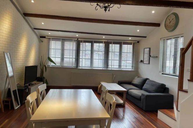 High-Ceiling Bright 2BR Lane House near Dapuqiao Metro (L9)