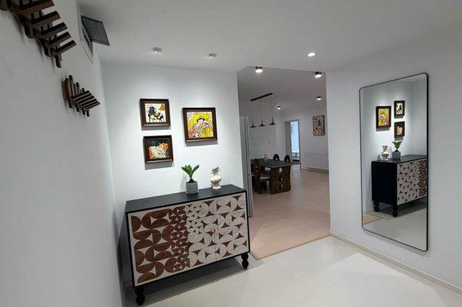 High-Floor 3BR Apartment near Zhongshan Park (L2/L11)