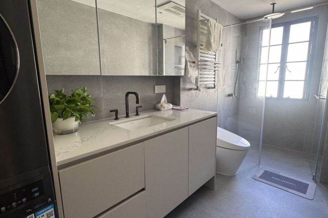 Spacious Modern Bright 2BR Apartment in Xujiahui (L10/L11)