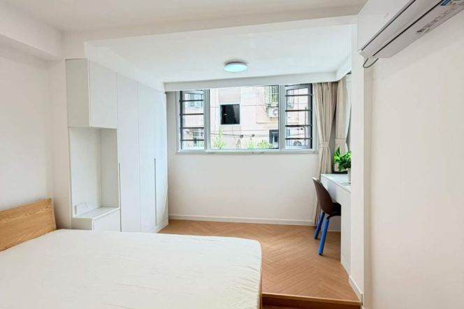 Natural-Light Bright 2BR Apartment near Zhongshan Park (L11/L13)