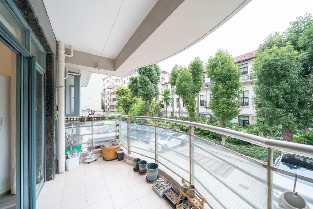 Housing image — Balcony